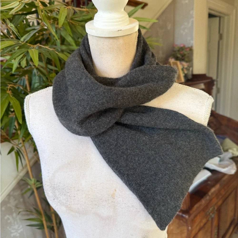 J CREW men’s gray cashmere sweater excellent condition, 96% cashmere 4% wall